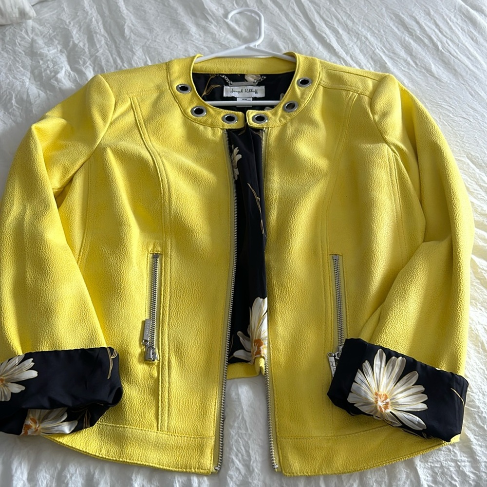 Gorgeous yellow jacket. Joseph Ribkoff. Worn only twice. Size Meduim